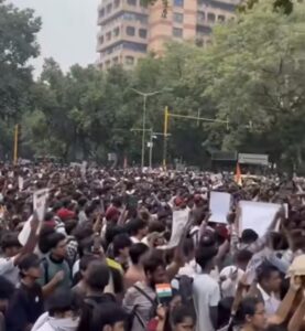 दिल्ली में महासंग्राम: जंतर-मंतर की बैरिकेडिंग तोड़ विजय चौक तक पहुंचे CJP और Gen Z छात्र; मानसून सत्र के पहले ही दिन घिरी सरकार, धर्मेंद्र प्रधान के इस्तीफे पर अड़े युवा